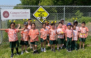 Elementary school students at RIC Bee Education field trip